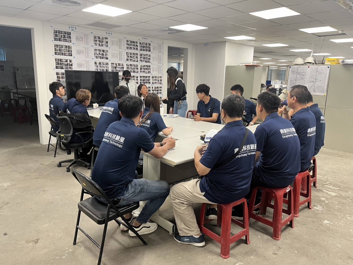 鼎創科技驗屋團隊穿制服在辦公室