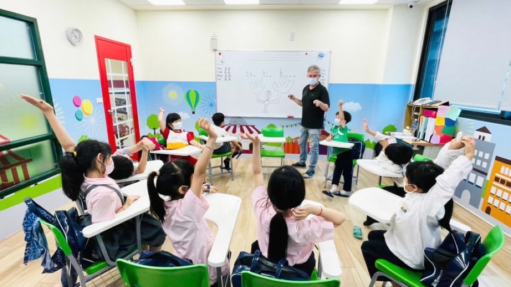 夏恩英語外師帶國小英語小班,孩子踴躍舉手
