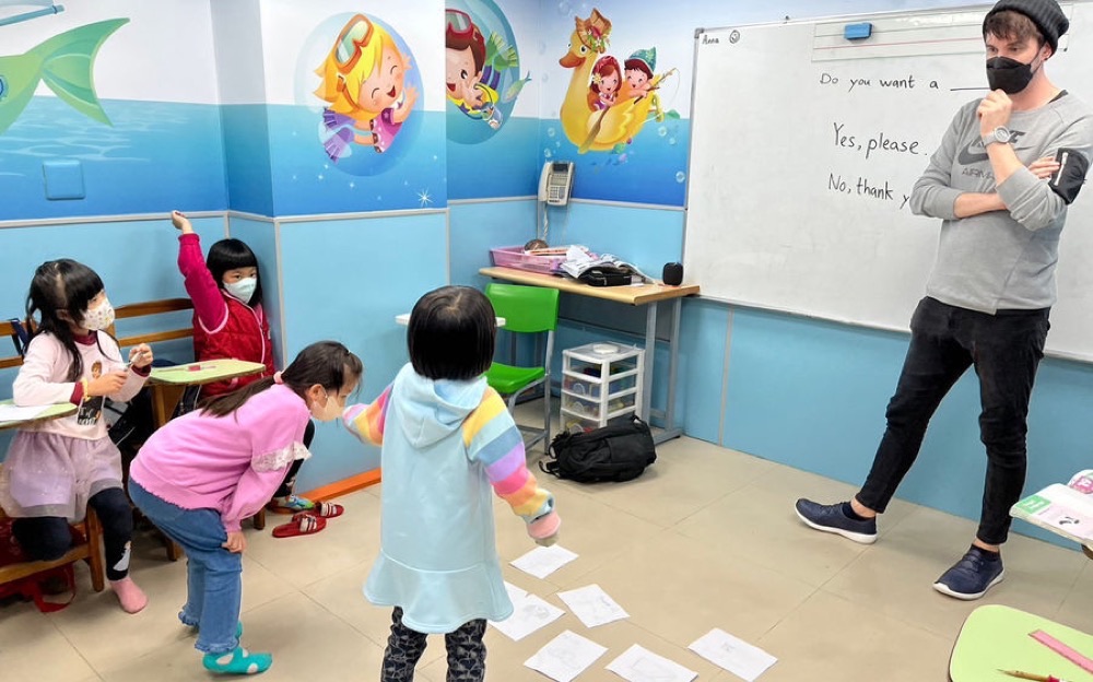 夏恩英語外師帶幼兒美語課堂,白板寫英文對話句型