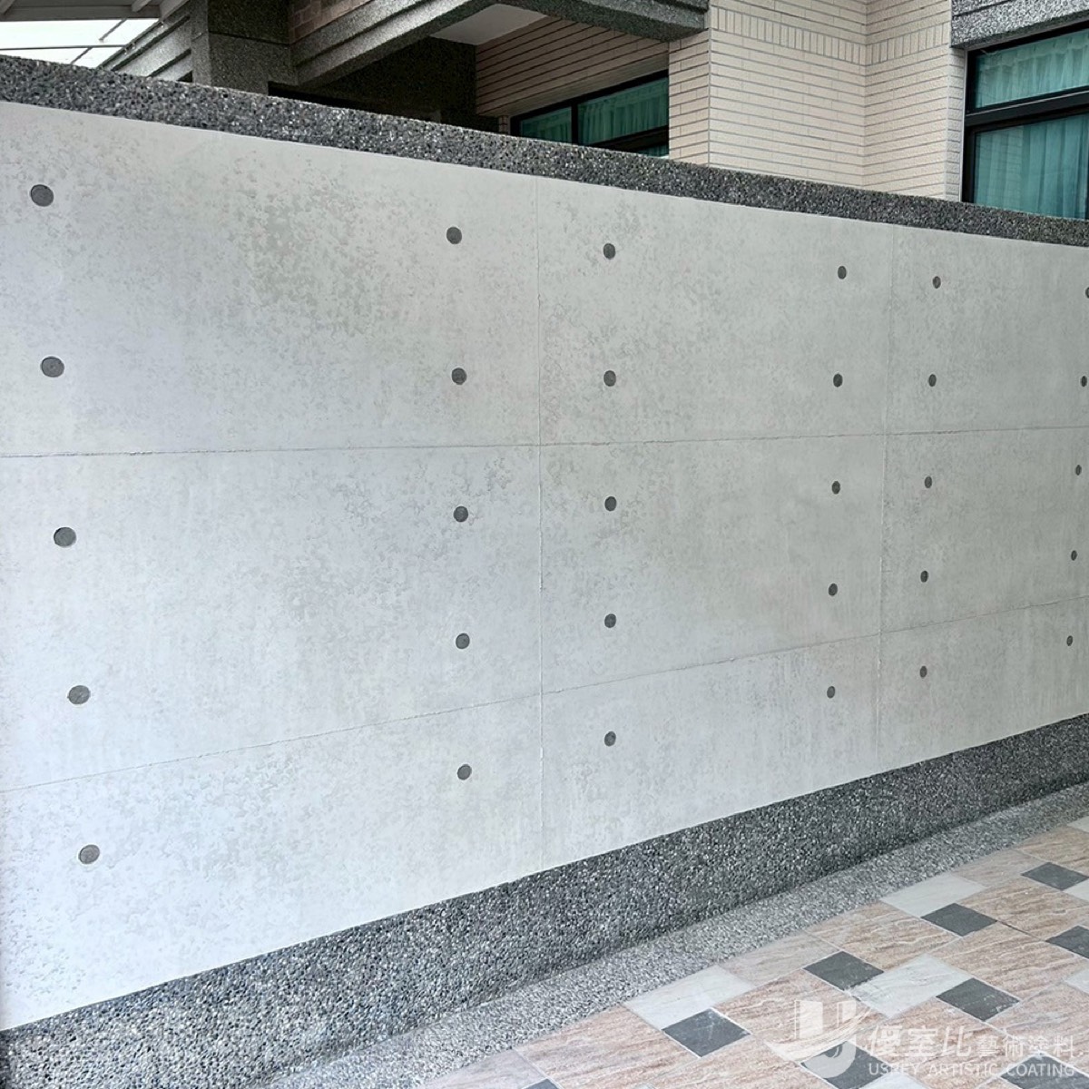 仿清水模塗料牆面，灰色平整質感與點狀螺栓孔