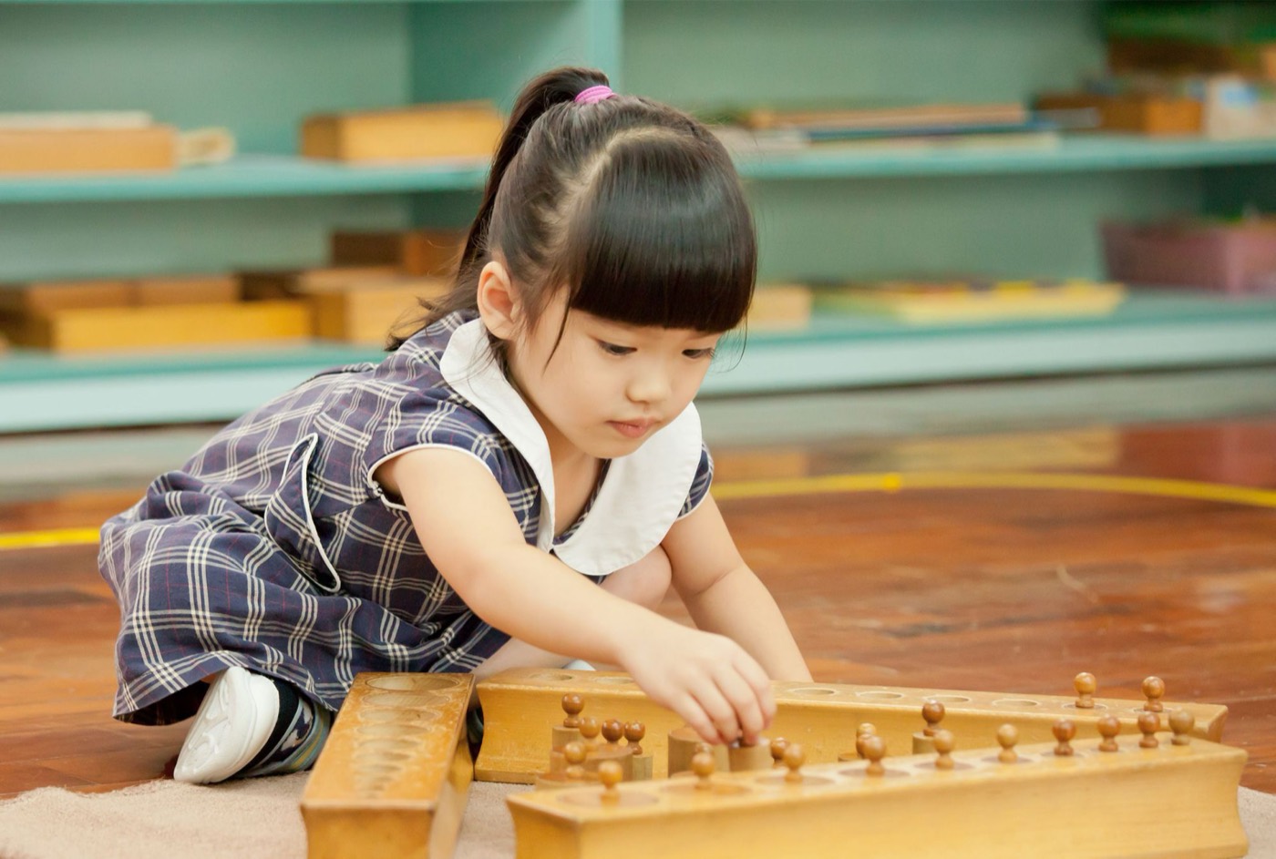 孩子操作蒙特梭利木質教具