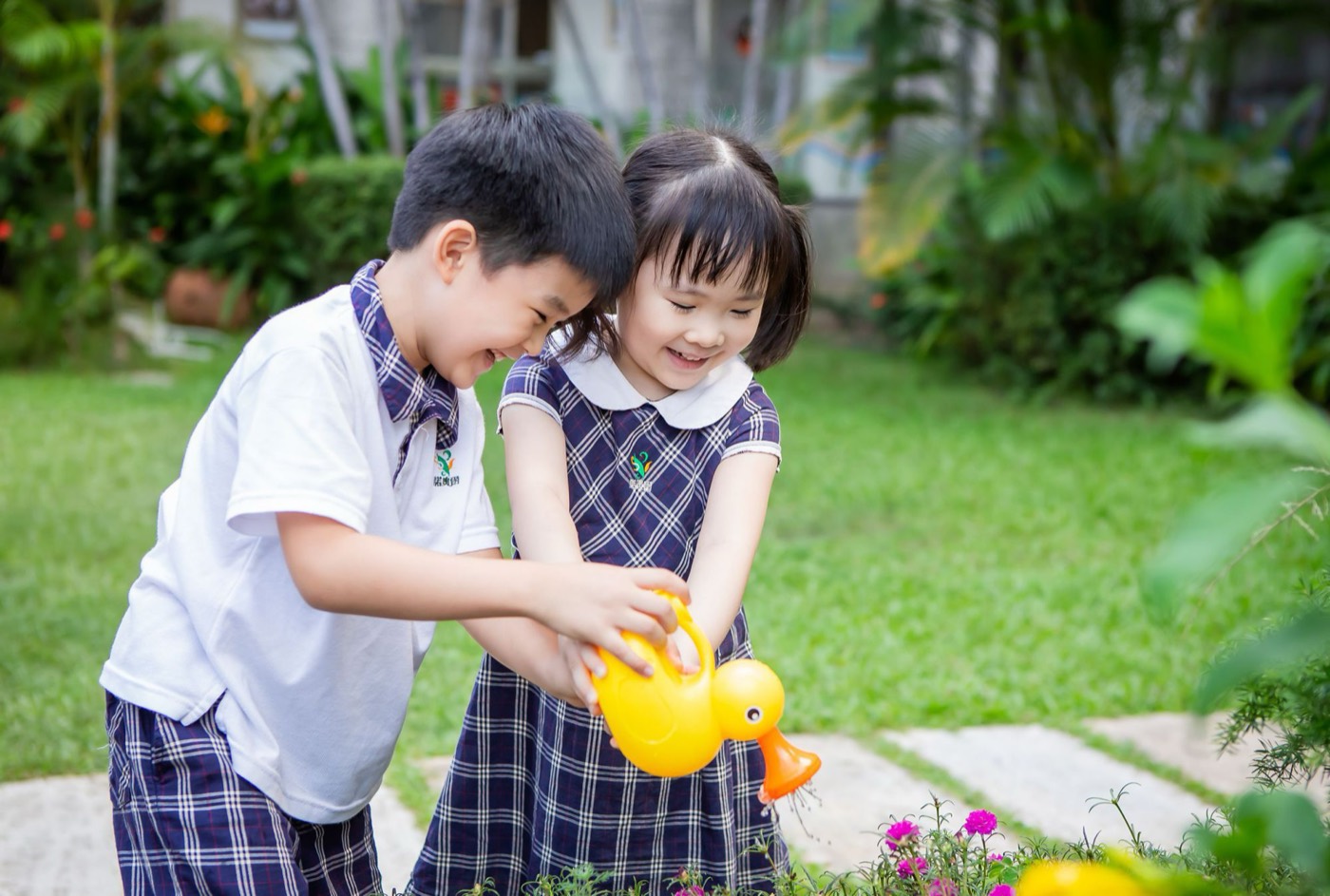 孩子在戶外花園澆花