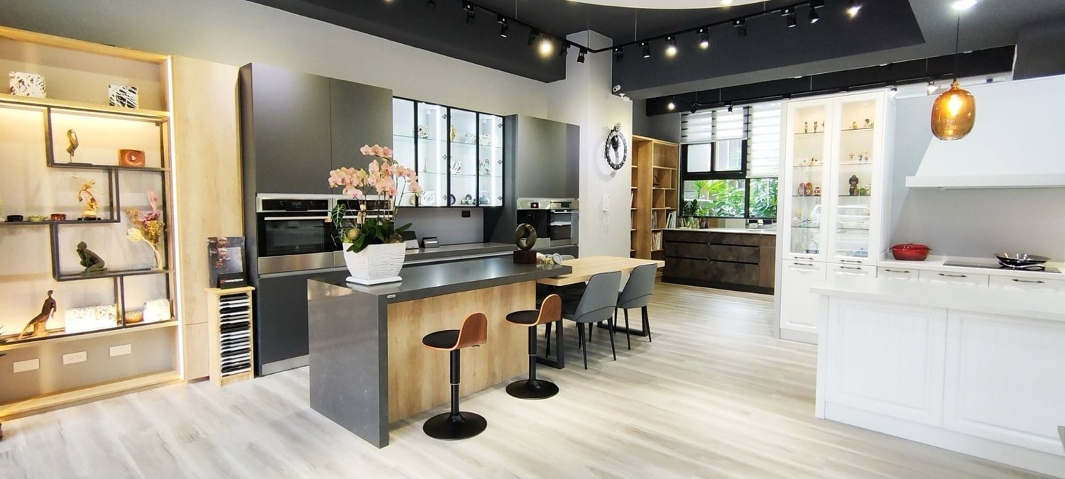 MULA 沐樂三民門市 showroom:多組系統廚具與歐化廚具展示、玻璃展示櫃與木質中島吧檯