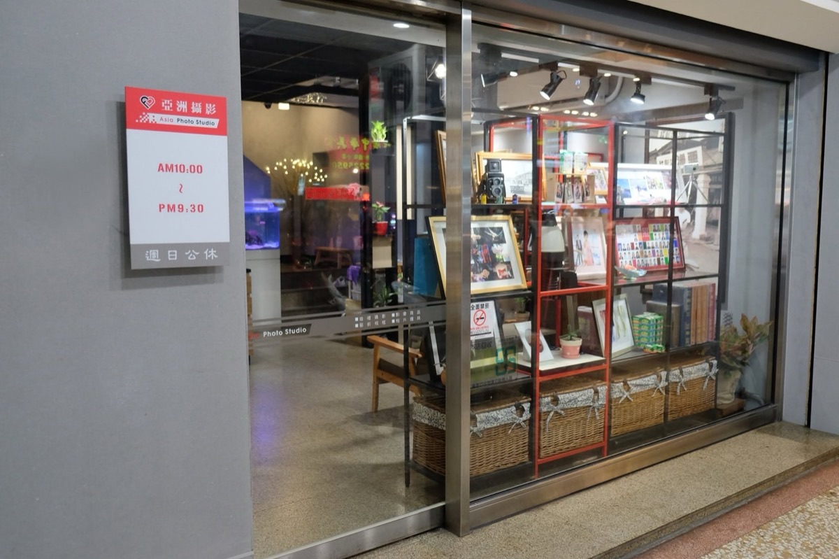亞洲照相館台中中區中華路店門口與作品櫥窗