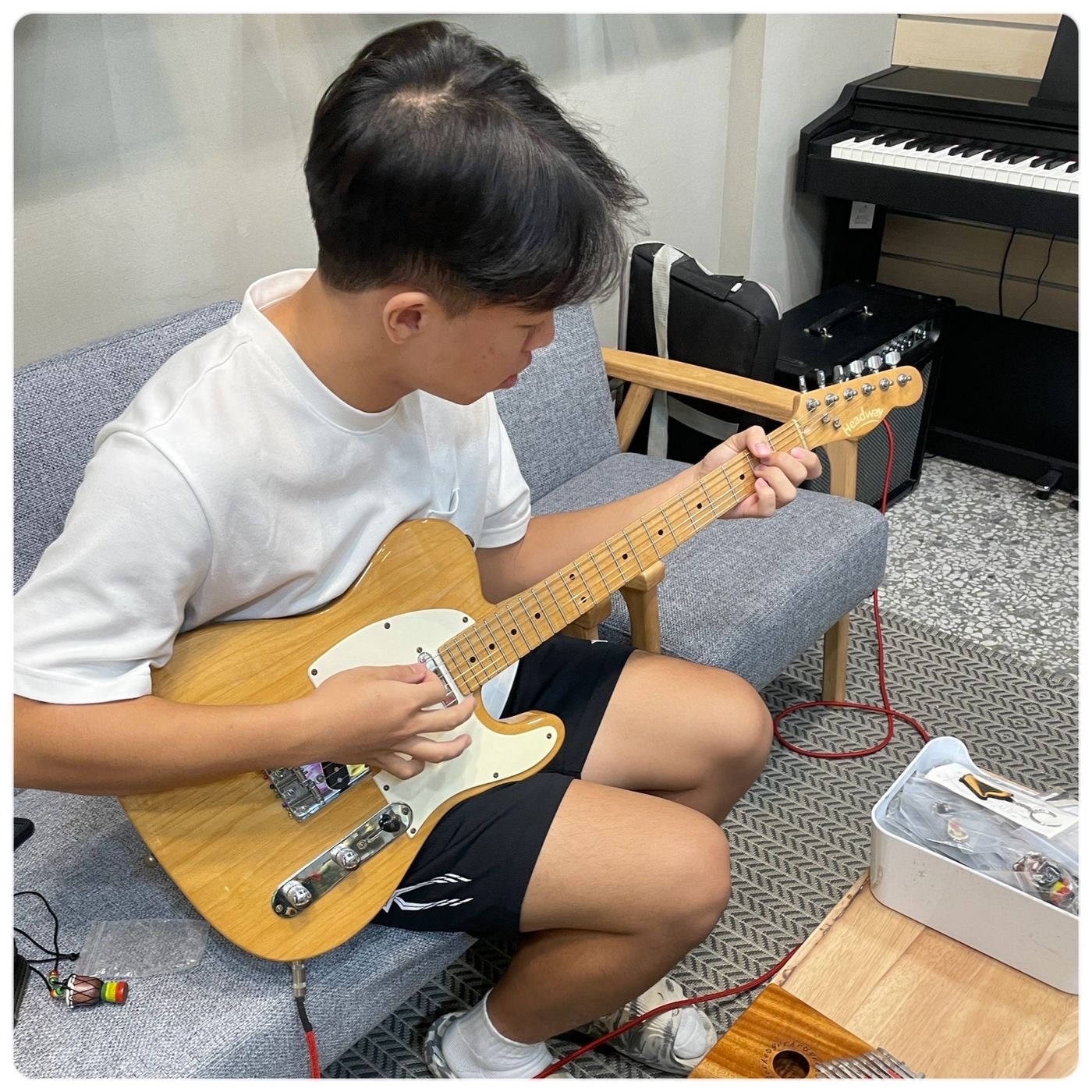 學生在教室練電吉他