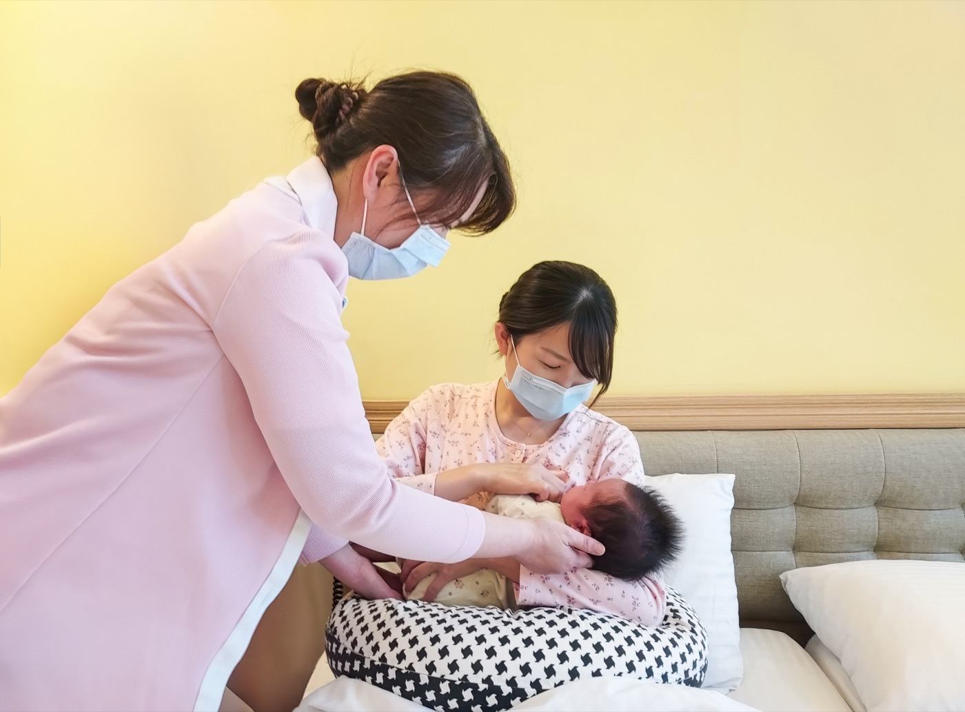 護理師指導媽媽哺乳
