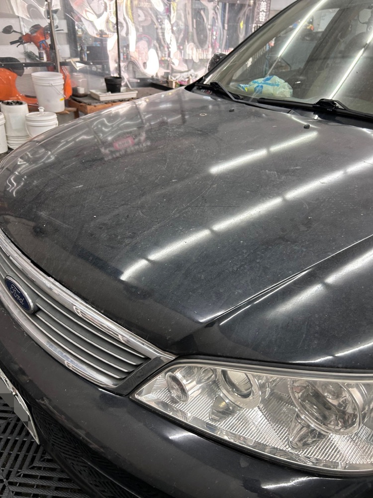 佑鑫黑色轎車引擎蓋拋光後光澤提亮