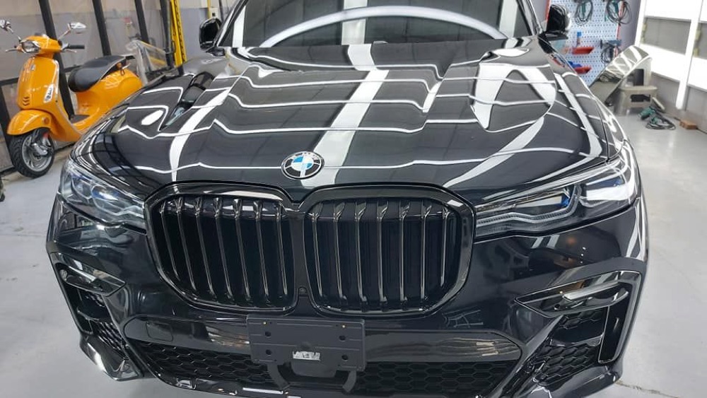 佑鑫黑色 BMW 休旅車引擎蓋鍍膜鏡面反射