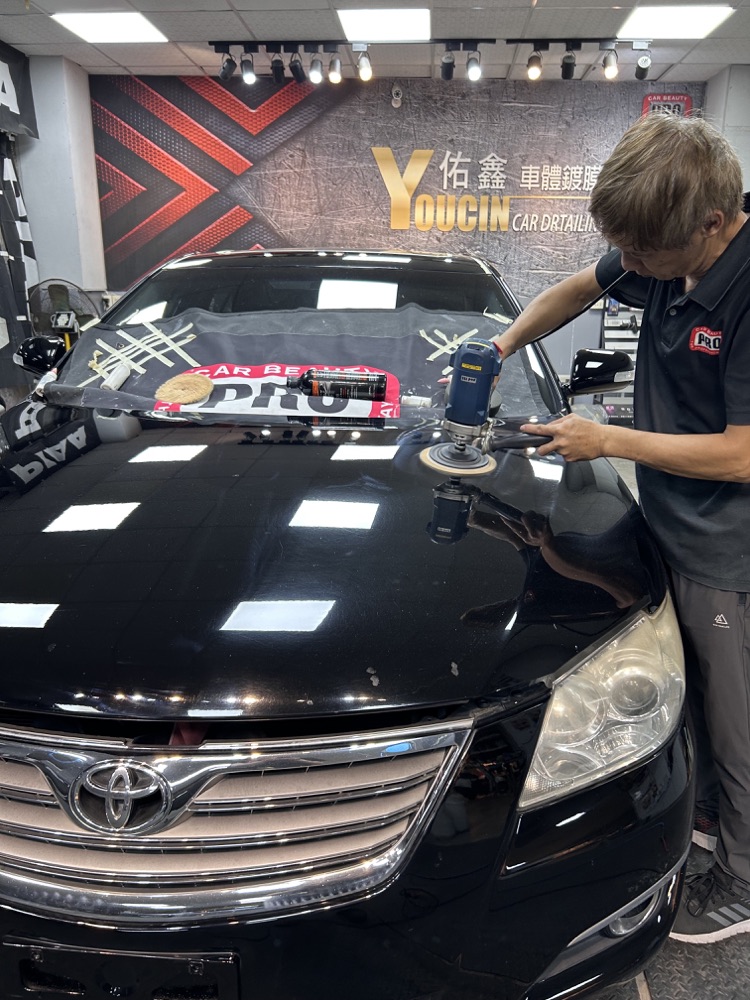 佑鑫黑色轎車拋光後車漆鏡面光澤
