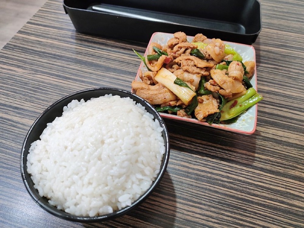 辣嬌程癮川味家常菜配白飯的單人套餐