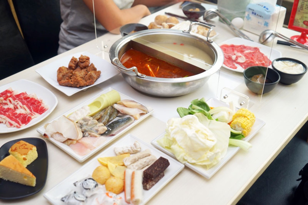 XM 麻辣火鍋吃到飽滿桌肉品海鮮