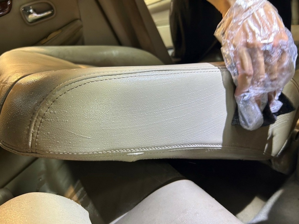 佑鑫老車皮椅清潔後洗回原本白色