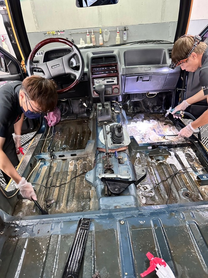佑鑫師傅車內拆解清潔作業