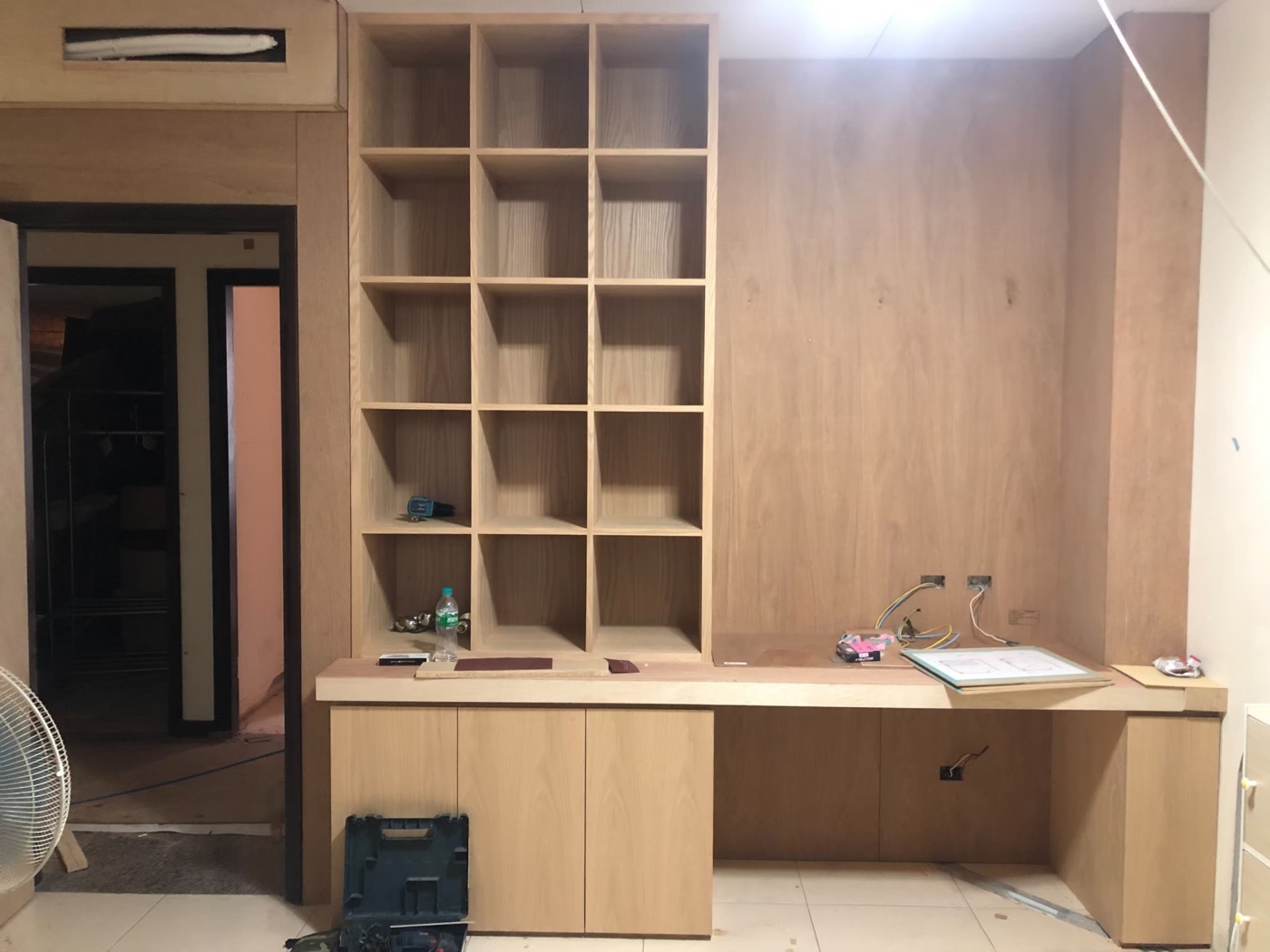 亞筑室內設計作品：木作書桌與開放式收納格櫃