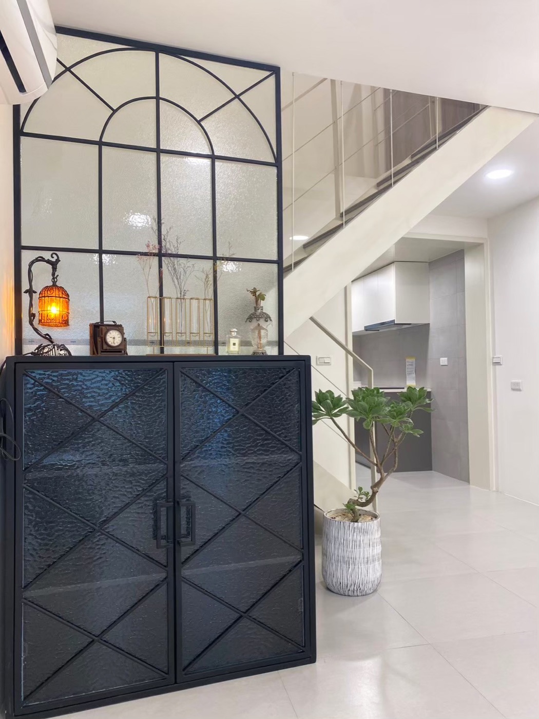 德恩室內裝修設計作品：黑鐵玻璃門片與綠植端景