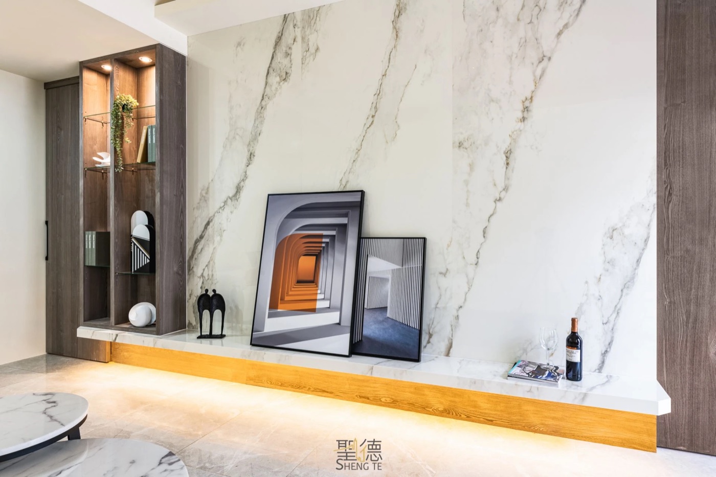 聖德室內裝修設計作品：大理石紋牆面與層板暖光照明