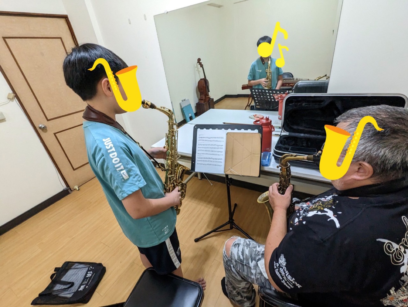 老師一對一指導學生吹奏薩克斯風，背景有國樂器