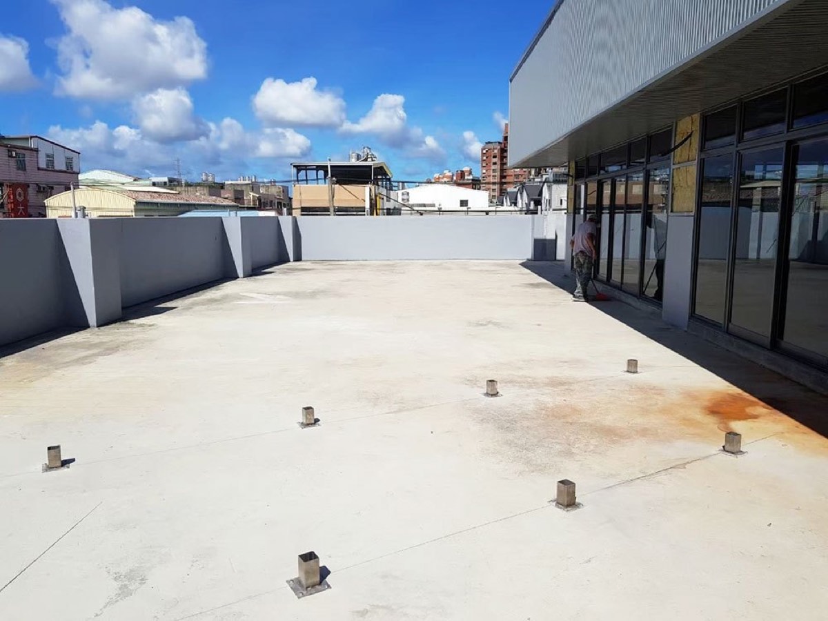 台南屋頂防水 胖匠修繕 施工前的頂樓素地與排水孔檢查