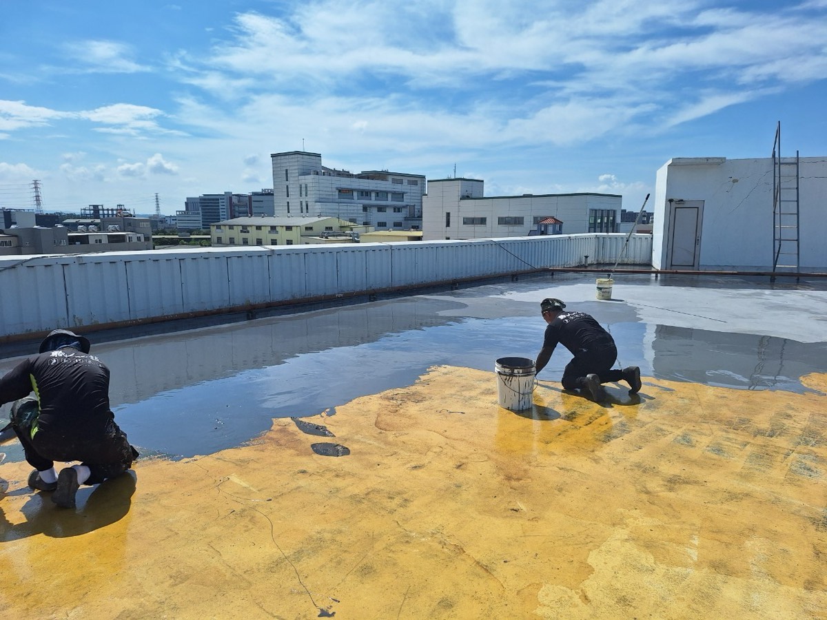 雨多填屋頂防水塗層施作
