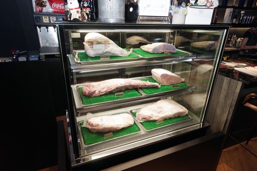 肉吧·RouBar 精品肉品展示櫃的整塊牛肉