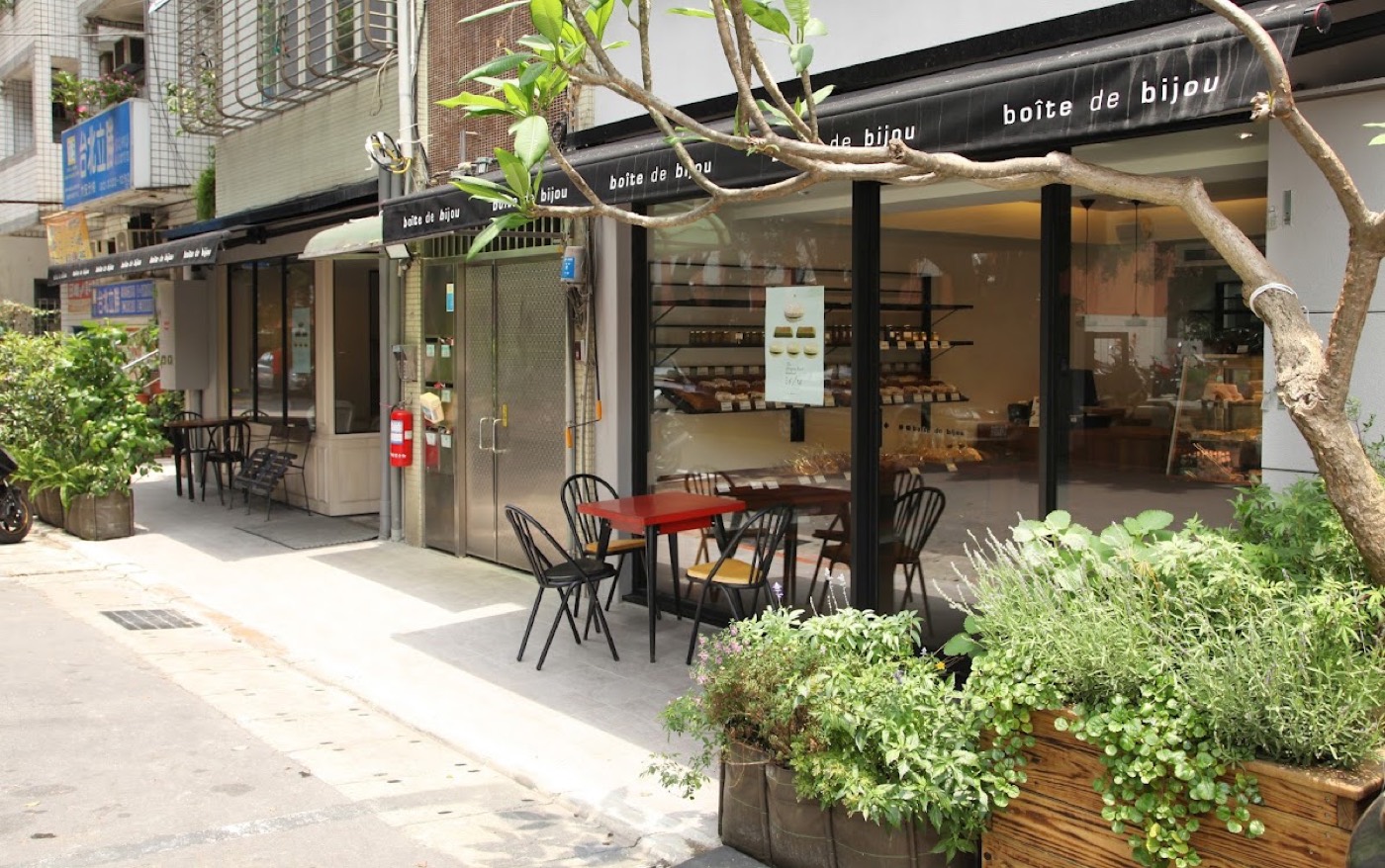 珠寶盒 boîte de bijou 綠意店面與戶外座位