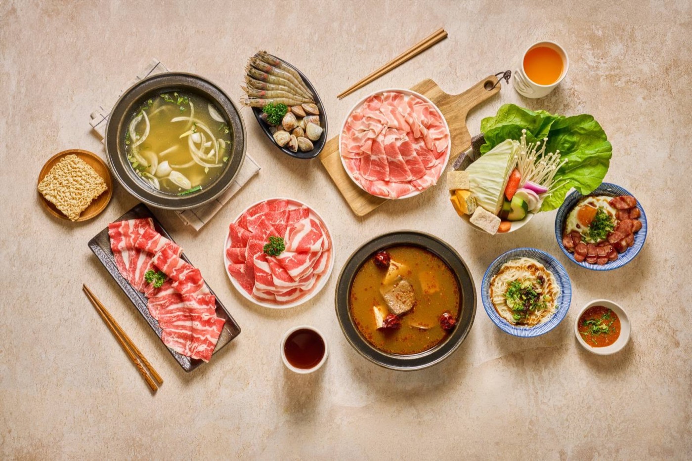 石頭鍋雙湯底配肉片與菜盤