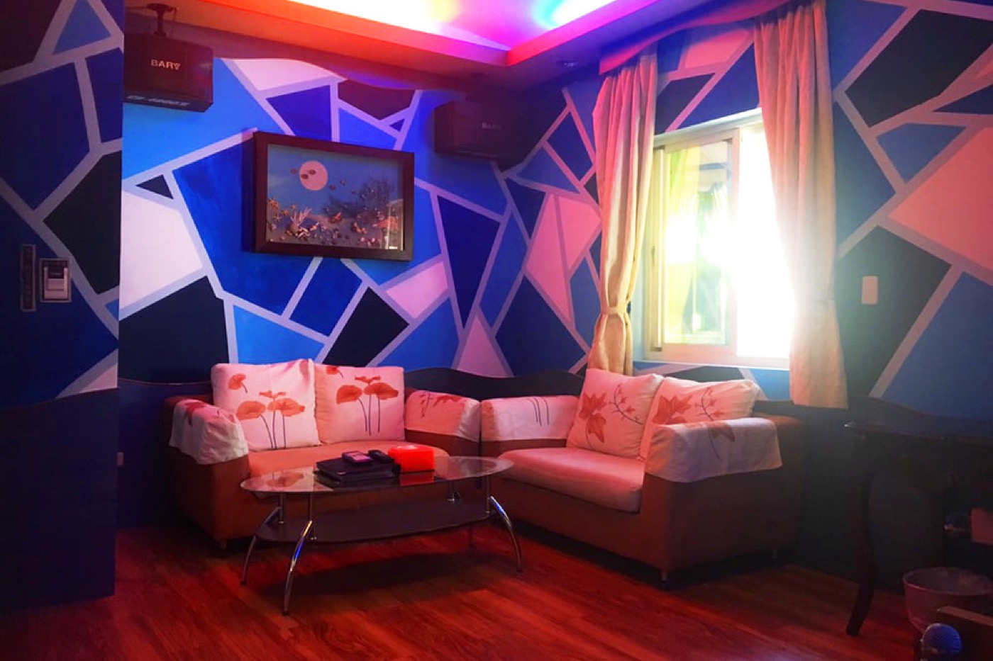 藍色馬賽克牆 KTV 休息區