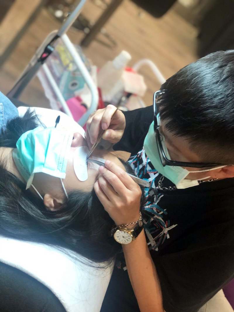 台南綝綝美睫教學 小班一對一接睫創業