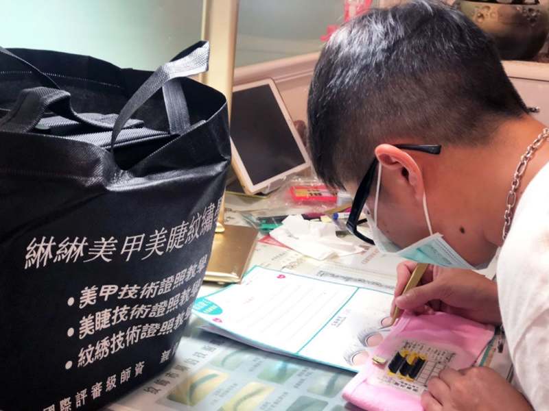 台南綝綝美睫教學 小班一對一接睫創業